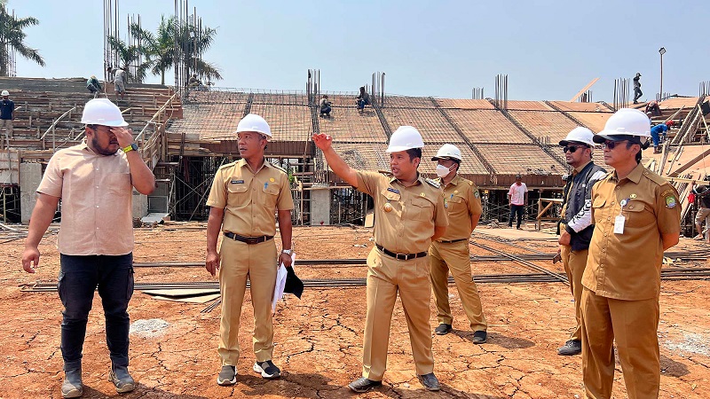 Walikota Tangerang Arief Wismansyah saat meninjau progres sejumlah proyek pembangunan Fasos dan Fasum. (Foto: Dok Pemkot)