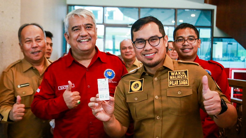 Wakil Waliktota Tangsel Pilar Saga Ichsan menunjukan hasi tes urine bebas narkoba. (Foto: Dik Humas Tangsel)