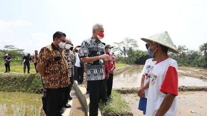 Ganjar Pranowo bersama petani. Foto: IST