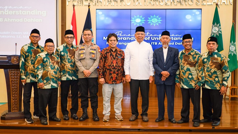 Walikota Tangsel saat menghadiri pengukuhan PD Muhammadiyah dan Aisyiyah Kota Tangsel. (Foto: Dok Pemkot)