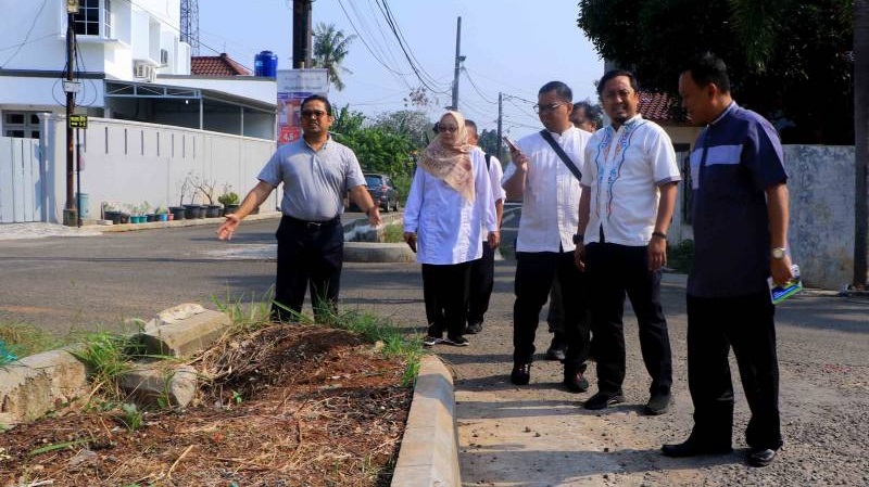 Walikota Tangerang Arief R Wismanyah meninjau sejumlah saluran air yang berpotensi meluap jelang musing penghujan. (Foto: Dok Pemkot)