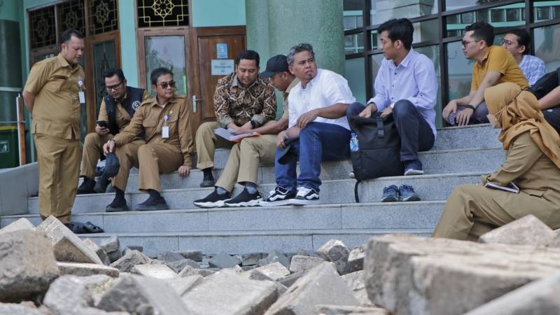 Walikota Tangerang Arief  R Wismansyah saat meninjuai pembangunan di kawasan Masji Raya Al Azhom. (Foto: Dok Pemkot)