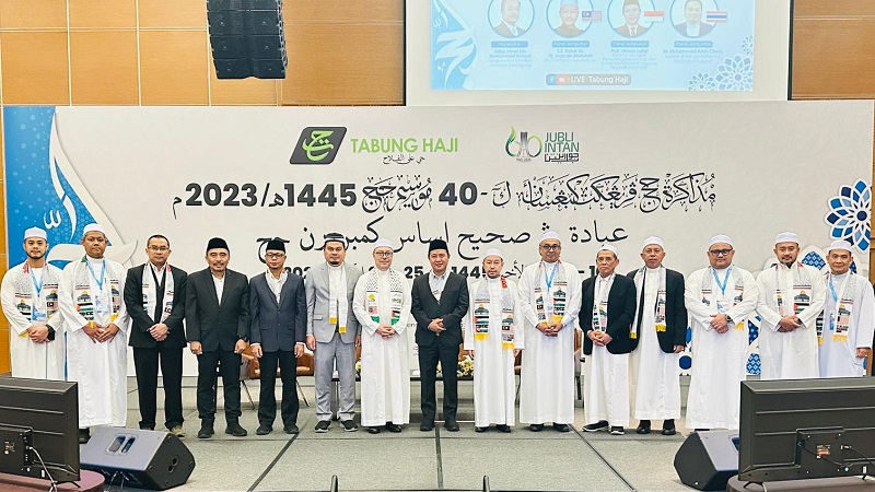 Dirjen PHU Kemenag, Hilman Latief bersama panitia Muzakarah di Malaysia. (Foto: Kemenag)