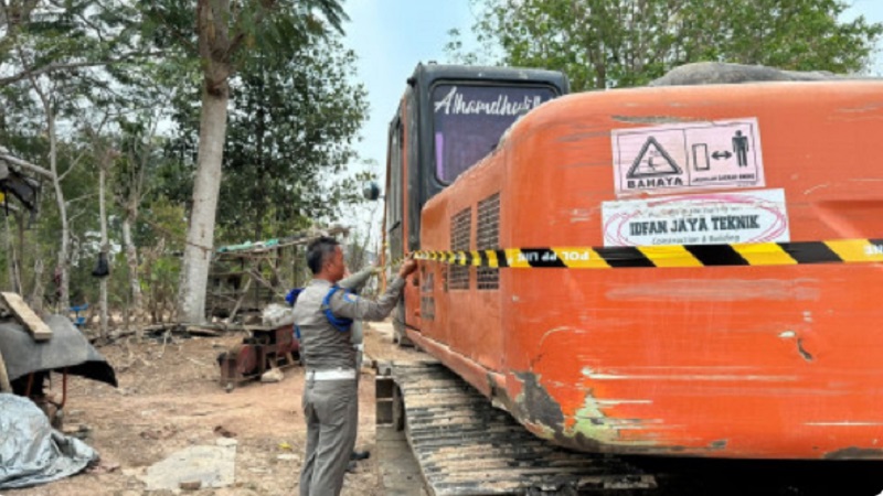 Satpol PP menghentikan aktivitas cut and fill di Desa Kendati, Kecamatan Gunung Kaler. (Foto: Dok Pemkab)