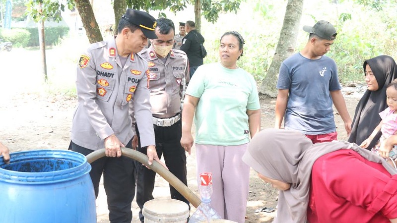 Polsek Cisauk memberikan bantuan air bersih di Kampung Koceak, Kelurahan Kranggan, Kecamatan Setu, Tangsel yang dipimpin langsung oleh Kapolsek Cisauk, AKP Dhady Arsya, pada Rabu (4/10). Foto: IST