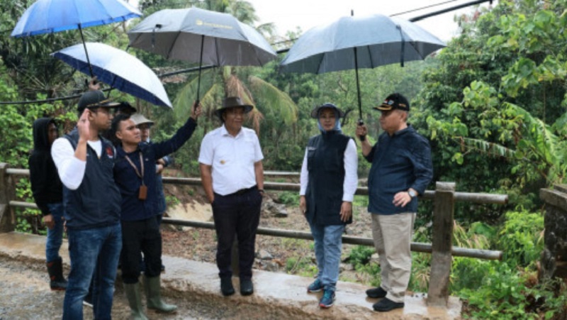 Pj Gubernur Banten Al Muktabar dan Bupati Pandeglang meninjau akses   jalan Sumur - Taman Jaya - Ujung Jaya. (Foto: Dok Pemprov)