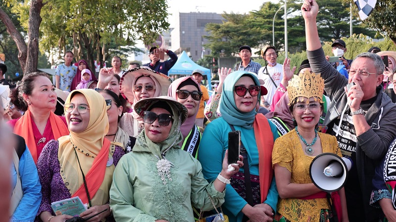 Walikota Tangsel Benyamin Davnie di acara Parade Budaya Berkebaya. (Foto: Dok Pemkot)