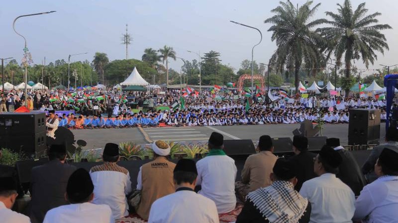 Sekitar 15 ribu santri berdoa bersama untuk keselamatan warga Palestina. (Foto: Dok Pemkot)