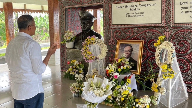 Dahlan Iskan ziarah ke makam TB Silalahi.--