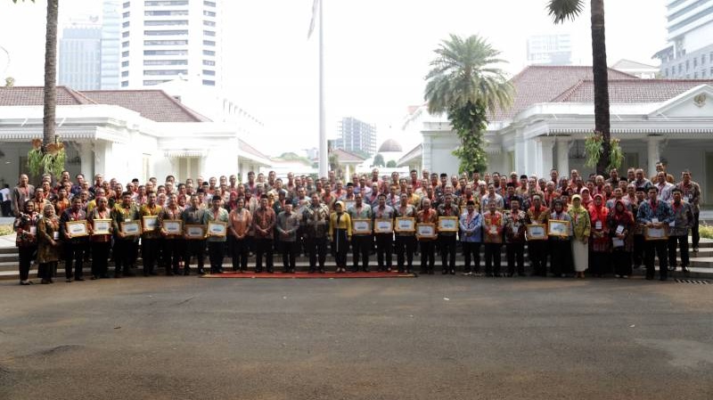 Foto bersama Wapres KH Maruf Amin bersama para penerima insentif fiskal. (Foto: Dok Pemkot)