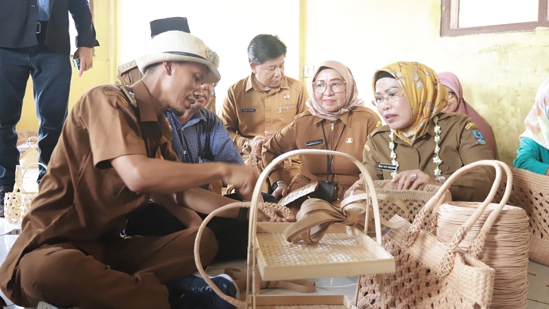 Bupati Serang Ratu Tatu Chasanah memuji kerajinan bambu produksi awarga Desa Tegal Maja. (Foto: AMR)