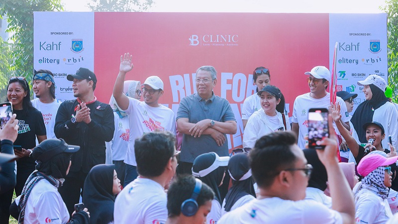 Walikota Tangsel Benyamin Davnie dan Wakilnya Pilar Saga Ichsan melepas peserta Run for Humanity. (Foto: Dok Pemkot)