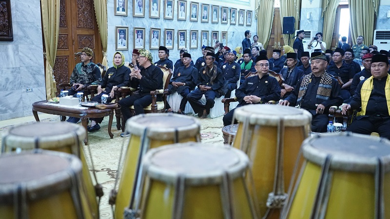 Bupati Serang Ratu Tatu Chanasah memberikan bantuan Gendang buat 32 Paguron Silat. (Foto: AMR)