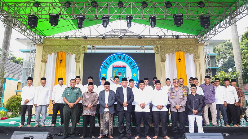 Walikota Tangsel Benyamin Davnie berfoto bersama dalam acara HUT Pondeok Aren ke 42. (Foto: Dok Pemkot)