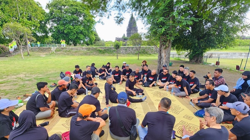 Perusuh Disway saat melakukan pleno di pelataran Candi Prambanan. (Foto: Disway)