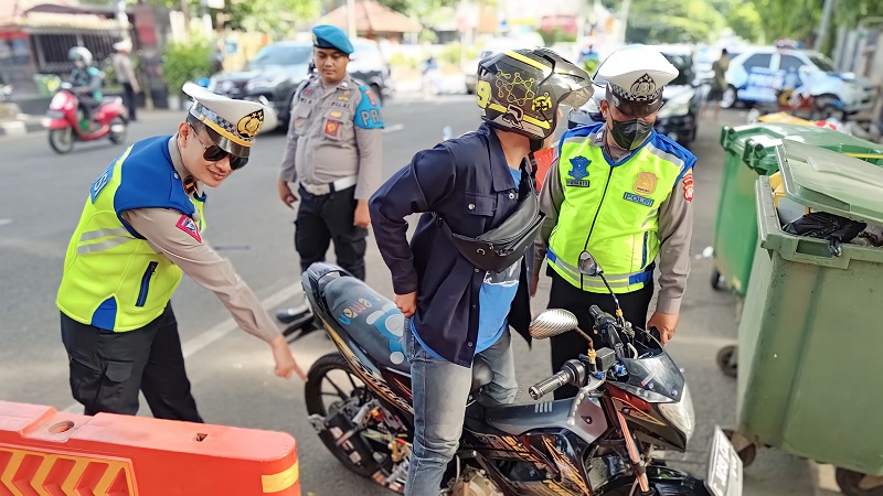 Satlantas Polres Metro Tangerang Kota merazia motor berknalpot brong. (Foto: Dok Disway)