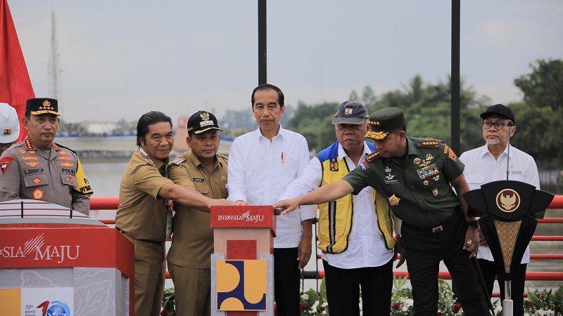 Presiden Jokowi meresmikan revitalisasi Jembatan Cisadane A dan B di Kota Tangerang, Senin (8/1). (Foto: Repro)