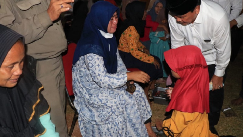 Anak-anak di Kecamatan Kosambi Tangerang, mencuci kaki ibunya jelang pergantian tahun. (Foto: Dok Pemkab)