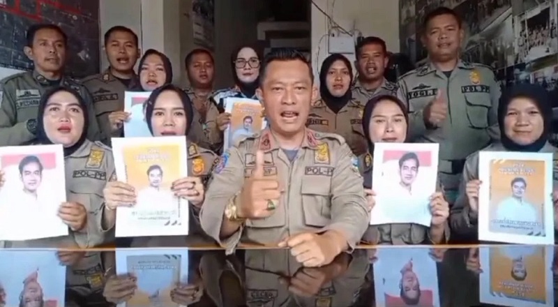 Aksi oknum Satpol PP Garut mendukung Cawapres Gibran Rakabuming Raka. (TangkapanLayar)