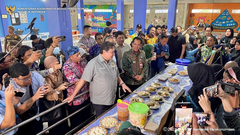 Menko Pereonomian Airlangga Hartato menghadiri Simulasi Makan Siang Gratis di SMPN 2 Curug, Tagerang. (Foto: Dok Kemenko Perekonomian)