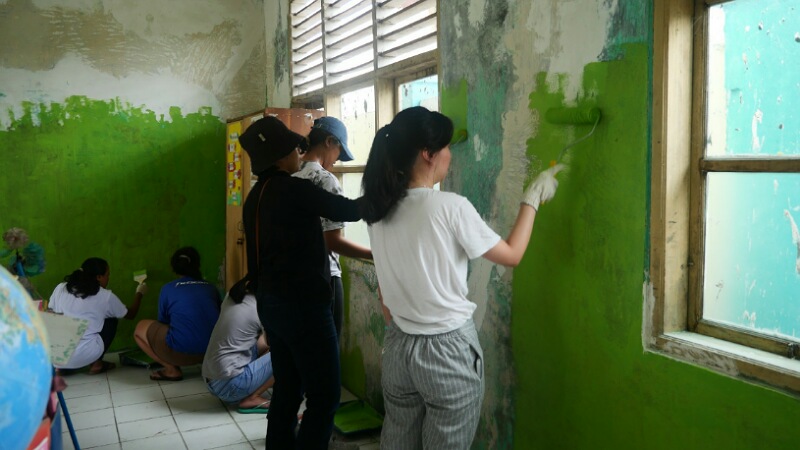 Puluhan karyawan Siloam Hospitals ikut bantu pengecatan ruang kelas di SDN Pakuhaji 4, Kabupaten Tangerang. Foto: IST