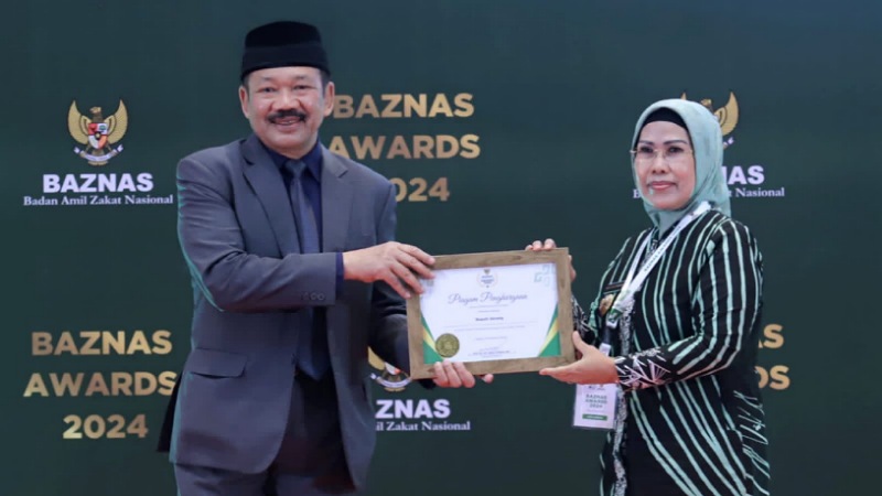 Bupati Serang Ratu Tatu Chasanah menerima penghargaan dari Baznas RI. (Foto: AMR/RMN)