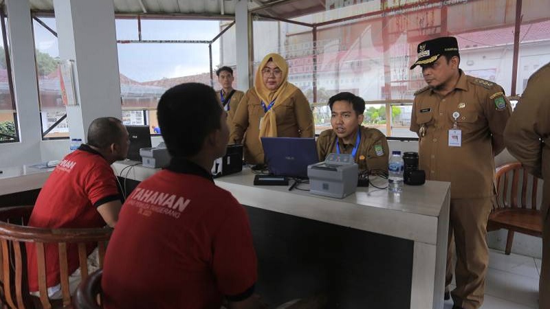 Pj Walikota Tangerang, Nurdin, memantau langsung perekaman KTP di Lapas  Pemuda Kelas II A Tangerang. (Foto: Repro)