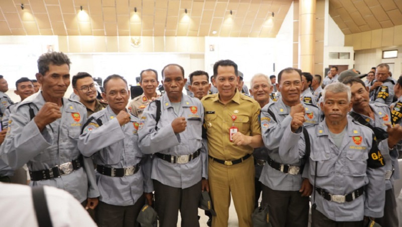 Pj Bupati Tangerang berfoto bersama anggota  Satlinmas. (Foto: Dok Pemkab)