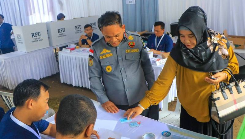 Pj Walikota Tangerang dan istri mencoblos di TPS  di TPS 81, Kelurahan Kalisari, Pasar Rebo, Jaktim. (Foto: Repro)