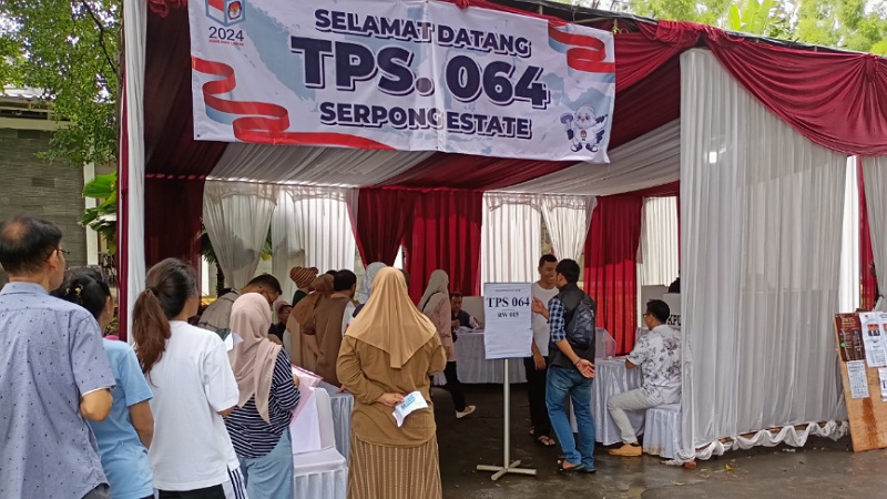 Warga Komplek Serpong Estate Ciater, Tangsel antusias mencoblos di TPS064. (Foto: RMBanten/Iyan)