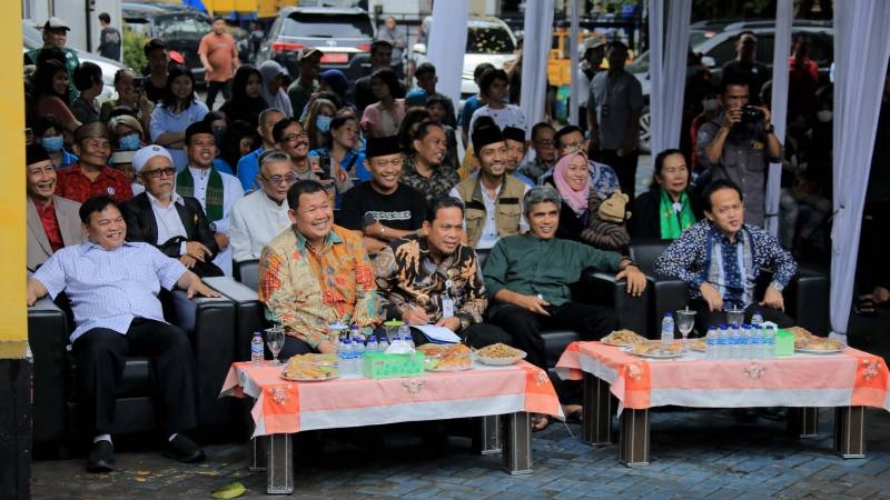 Pj Walikota Tangerang Nurdin (ketiga dari kiri) saat menghadiri  Bakti Sosial Yayasan Silaturahmi, di halaman Kecamatan Neglasari. (Foto: Dok Pemkot)