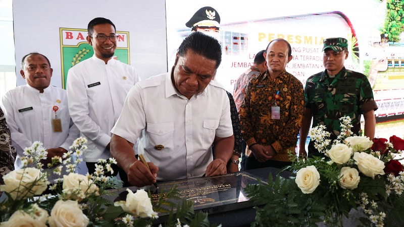 Pj Gubernur Banten Al Muktabar meresmikan jembatan Tanara dan Kemayungan. (Foto: Dok Pemprov)