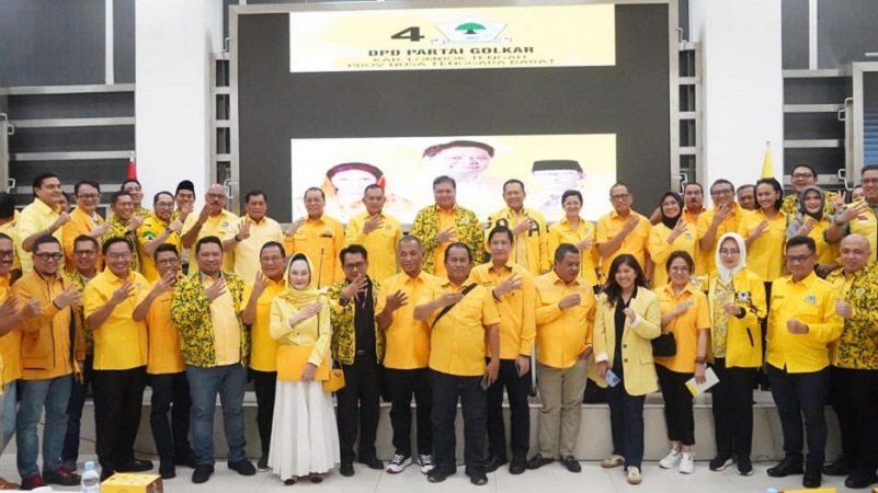 Ketum Partai Golkar Airlangga Hartato berfoto bersama jajaran pengurus. (Foto: Ist)