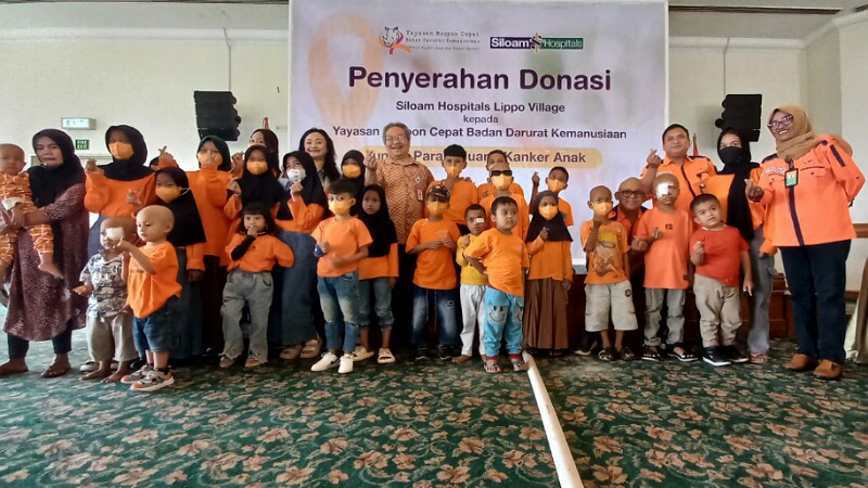 Donasi RS Siloam Lippo Village dalam rangka memperingati Hari Kanker Anak Sedunia. Foto: IST