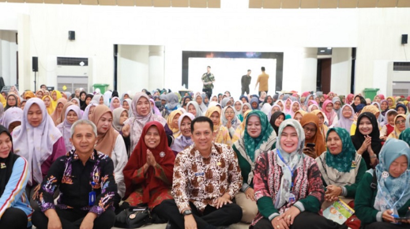 Pj Bupati Tangerang Andi Ony berfoto bersama guru Paud. (Foto: Repro)