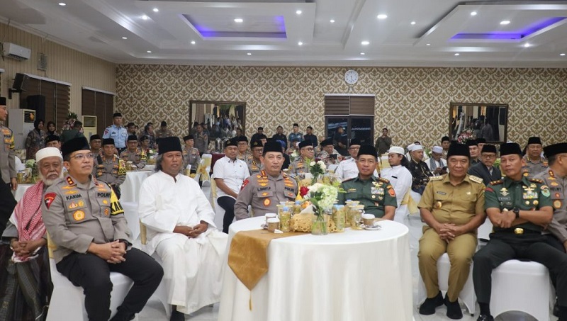 Kapolri Jenderal Pol. Listyo Sigit Prabowo, Panglima TNI Jenderal TNI H. Agus Subiyanto bersama jajaran melakukan silaturahmi dengan ulama dan para tokoh masyarakat di Banten. (Foto: Humas Polri)