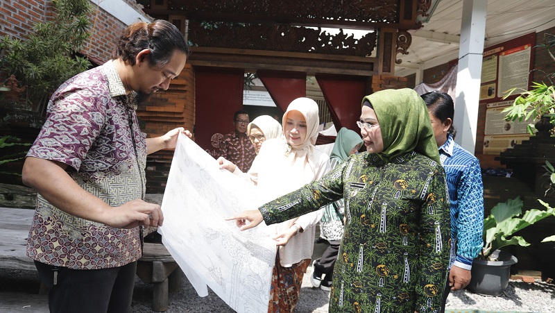 Bupati Serang Ratu tatu Chasanah melatih puluhan warga membatik. (Foto: AMR/RMB)