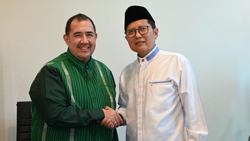 Pendeta Gilbert Lumoindong bersalaman dengan Ketua MUI Bidang Dakwah dan Ukhuwah, KH Cholil Nafis usai permintaan maaf terkait vidio yang singgung soal zakat. (Foto: Dok MUI)