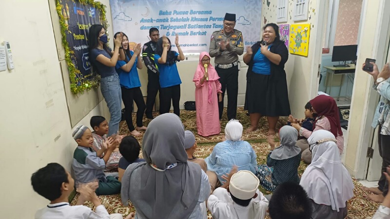 Serunya acara buka bersama yang digelar Turjagwali Satlantas Polres Tangsel bersama Yayasan Rumah Berkat di Sekolah Khusus Permata. Foto: Repro