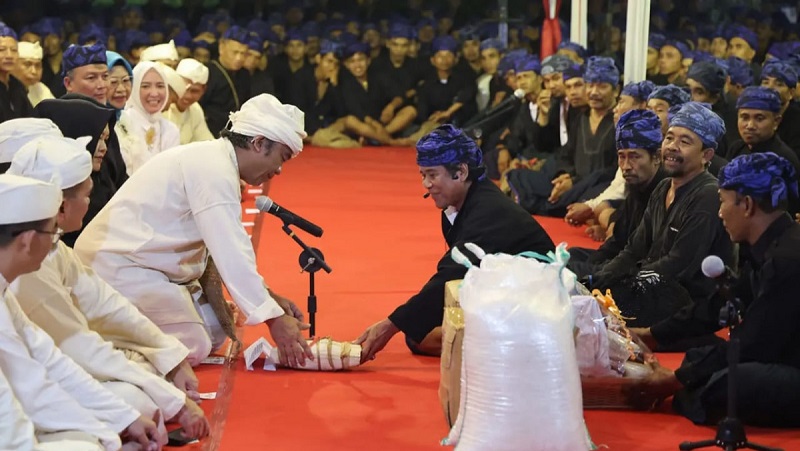 Bapa Gede Al Muktabar menerima Laksa dari perwakilan Seba Baduy. (Foto: Biro ADPIM dan Protokol)