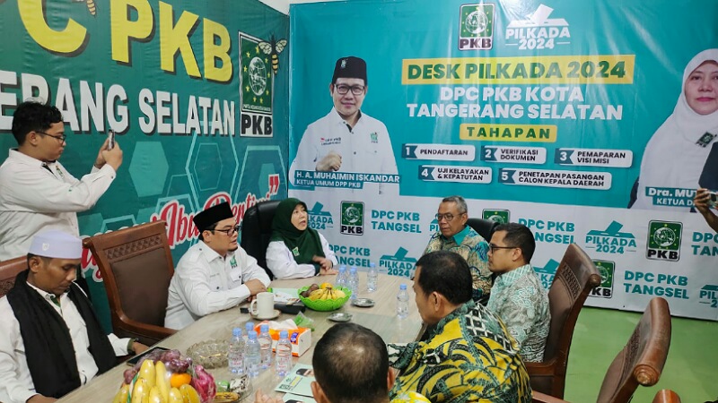 Benyamin Davnie dan Pilar Saga Ichsan kembalikan berkas formulir pendaftaran bakal calon Wali Kota dan bakal calon Wakil Wali Kota Tangsel ke kantor DPC PKB Tangsel, pada Rabu (1/5). (Foto: Lani/RMB)