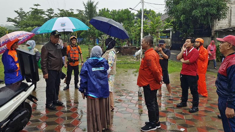 Walikota Tangsel Benyamin Davnie meninjau perumahan Pesona Serpong yang teekena dampak banjir luapan sungai Cisadane. (Foto: Dok Penkot)