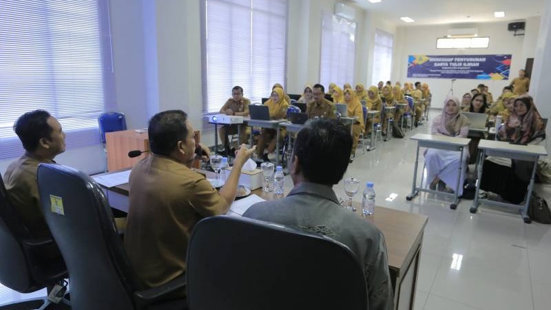 Pj Walikota Tangerang Nurdin memberikan pengarahan di acara Kegiatan Penyusunan Karya Tulis Ilmiah Angkatan I dan Angkatan II. (Foto: Dok Pemkot)