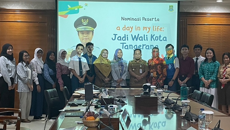 Pj Walikota Tangerang Nurdin saat berfoto dengan peserta nominasi A day in my life "Jadi Walikota Tangerang" (Foto: Repro)