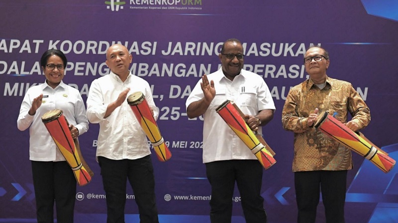 MenkopUKM Teten Masduki (kedua dari kiri) saat membuka Rakor menjaring masukan buat pengembangan Koperasi dan KUMKM. (Foto: Humas Kemenkop)