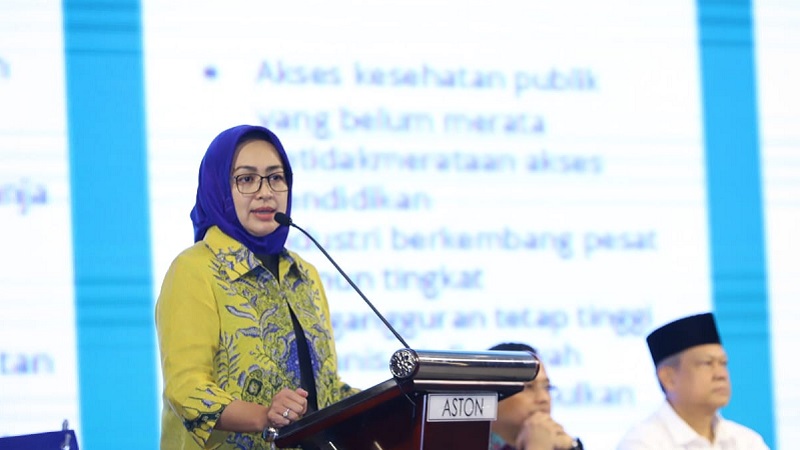 Bakal calon Gubernur Banten Airin Rachmi Diany menyampaikan pemaparan visi dan misi di Pilkada Banten dihadapan jajaran pengurus DPD NasDem Banten. (Foto: AMR/RMB)