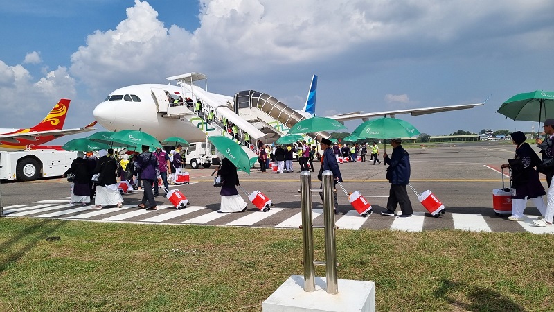 Ilustrasi Jemaah haji Indonesia memasuki pesawat Garuda Indonesia sedang. (Foto: Dok Garuda Indonesia)