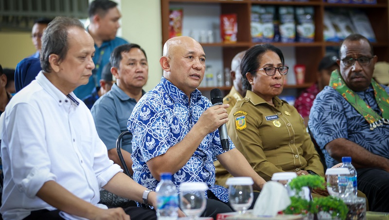 MenkopUKM, Teten Masduki, saat berdialog dengan pelaku UMKM di gedung PLUT KUMKM Biak Numfor. (Foto: Humas Kemenkop/RMB)