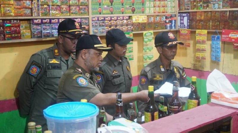 Satpol PP Kabupaten Tangerang saat operasi yustisi Tipring disalah satu depot jamu. (Foto: Dok Pemkot)