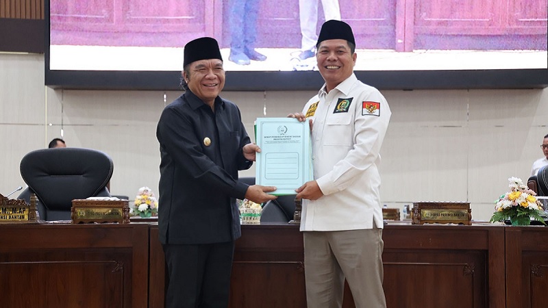 Pj Gubernur Banten Al Muktabar menerima rekomendasi masukan pandangan fraksi di DPRD Banten. (Foto: Biro ADPIM dan Protokol)